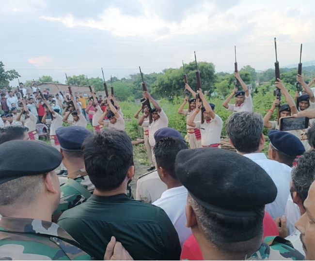 रामदास सोरेन को आखिरी विदाई देते पुलिस के जवान